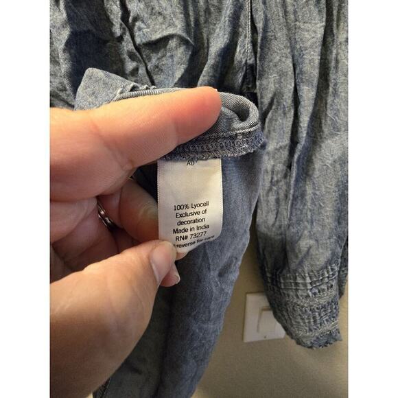Lauren Conrad Chambray Top Small Lyocell Blouse Blue Long Sleeve Crochet Trim LC - Picture 4 of 6